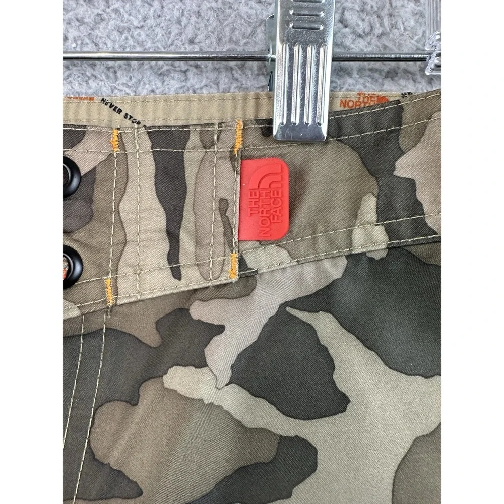 The North Face Classic V Board Shorts Mens 38x10 Camo Hybrid Swim Trunks Beach